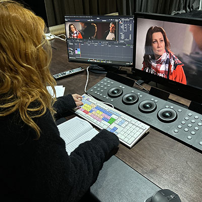 student montage bezig met editing en kleurcorrectie